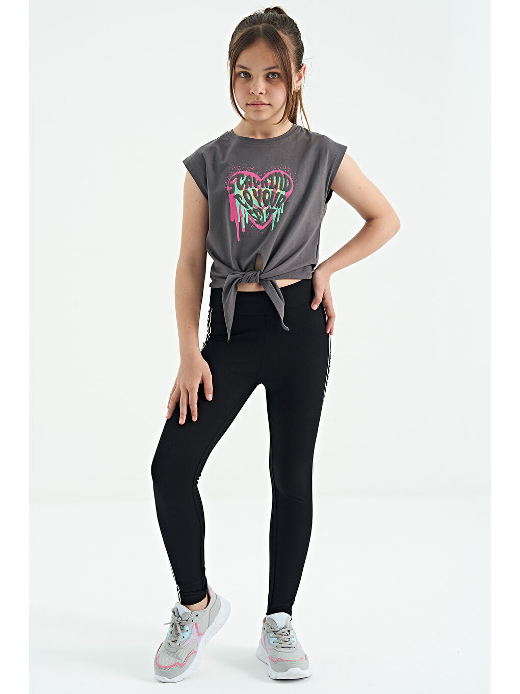 Koyu Gri Kalp Baskılı Ön Düğüm Detaylı Rahat Form Kız Çocuk Tişört - 75114-3