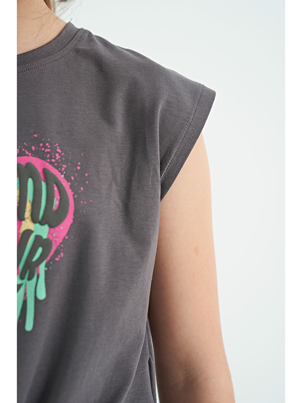 Koyu Gri Kalp Baskılı Ön Düğüm Detaylı Rahat Form Kız Çocuk Tişört - 75114-4