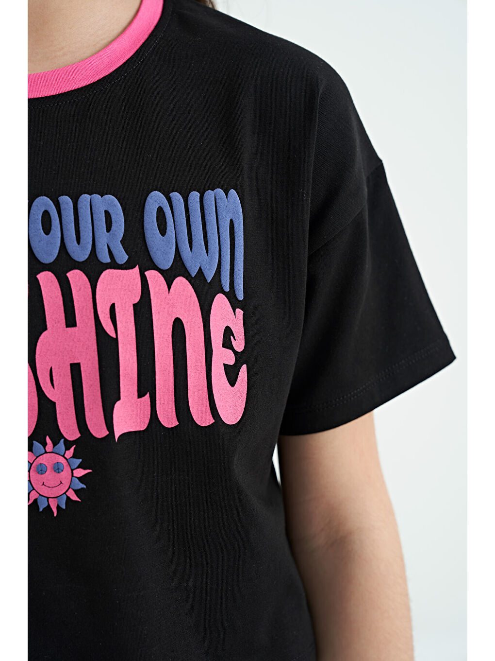 Siyah Renkli Yazı Baskılı O Yaka Oversize  Kısa Kollu Kız Çocuk Tişört - 75111-4