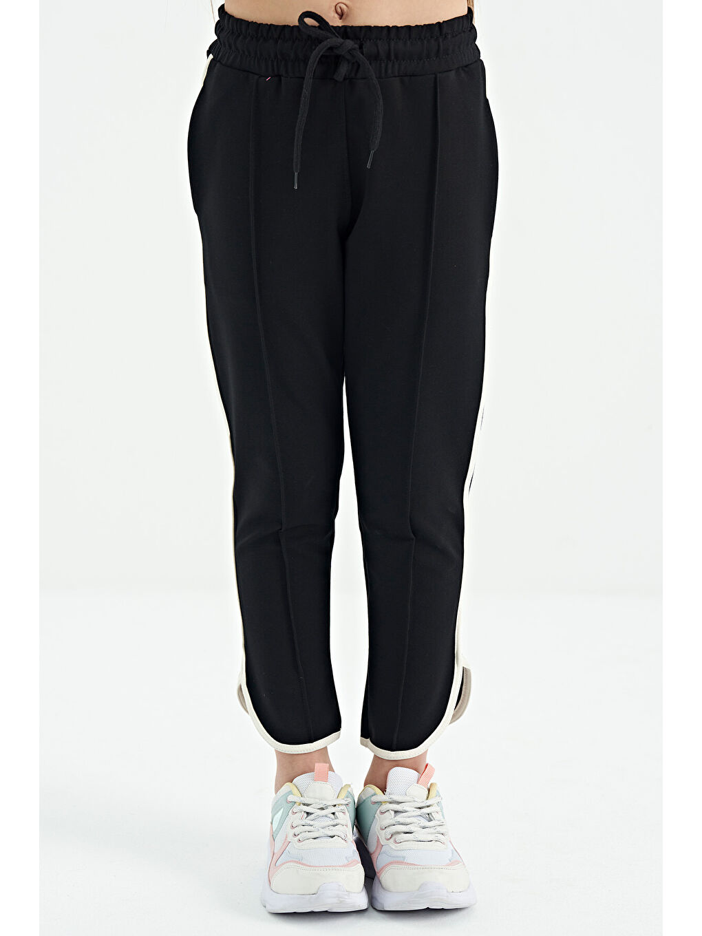 Siyah Biye Detaylı Bağcıklı Ön Nevürlü Geniş Paçalı Kız Çocuk Eşofman Altı - 75124