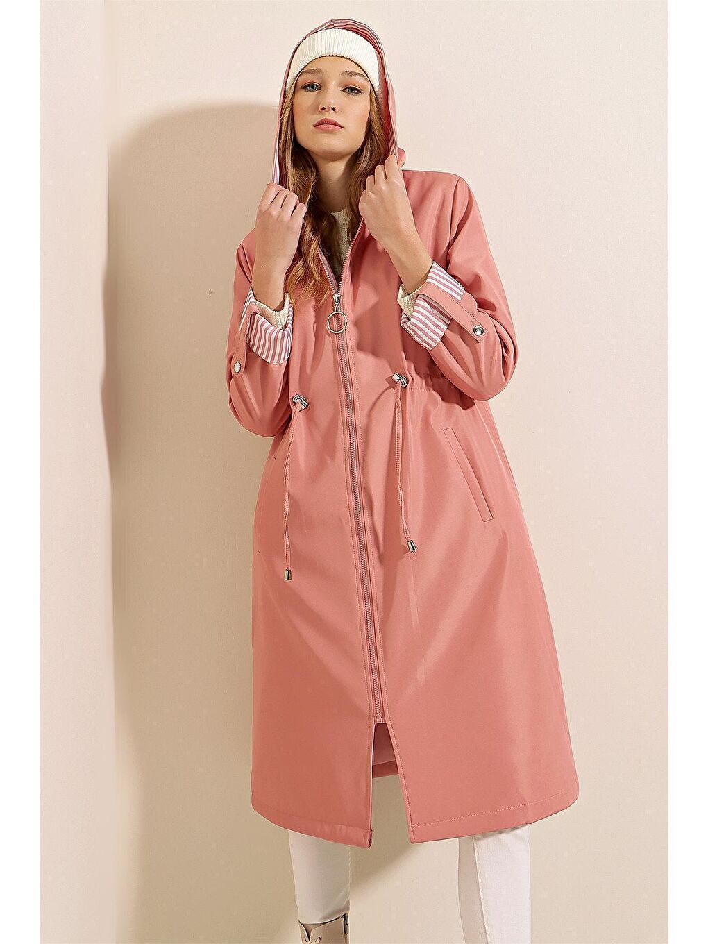 9091 Beli Büzgülü Kapüşonlu Trençkot - Pembe-7