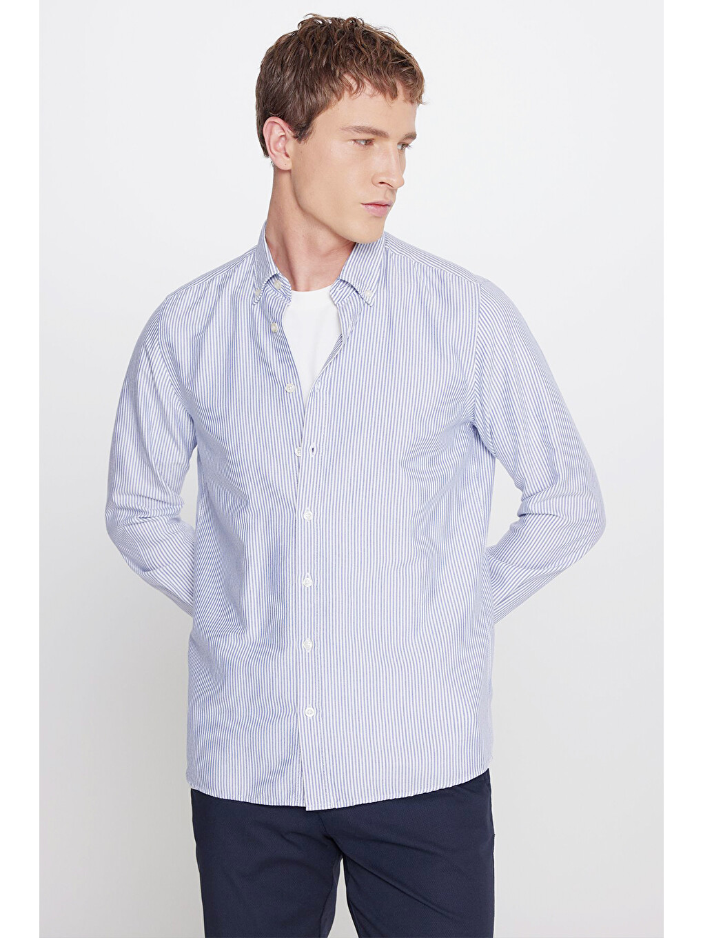 Erkek Beyaz-lacivert Pamuklu Slim Fit Dar Kesim Düğmeli Yaka Çizgili Gömlek-2