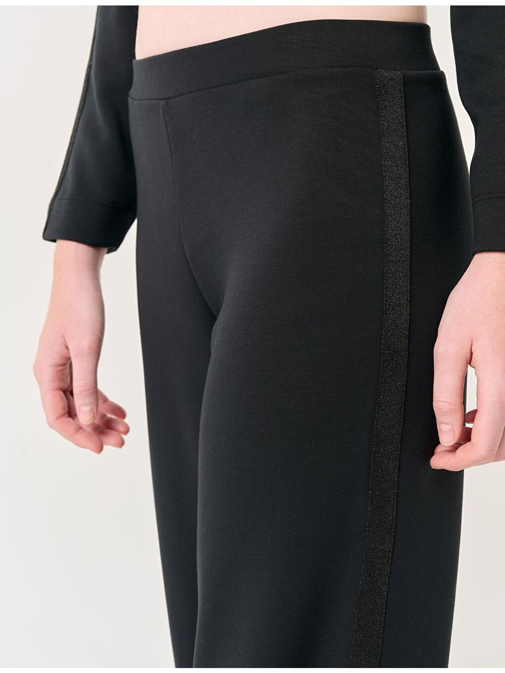 Siyah Yüksek Bel Bol Paça Örme Jogger Pantolon-1