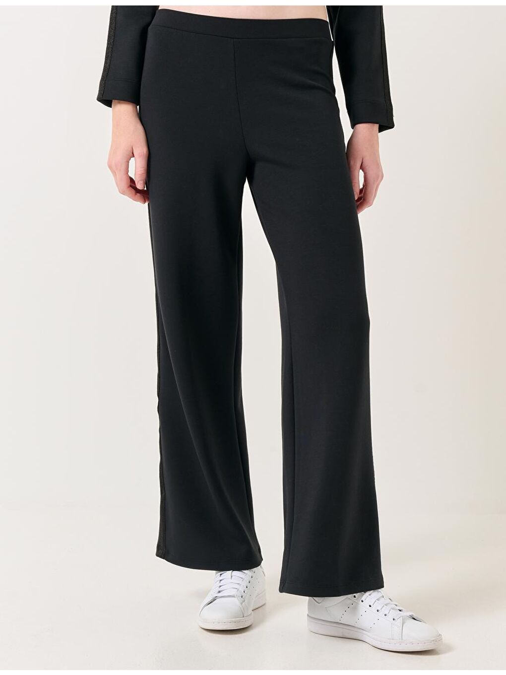 Siyah Yüksek Bel Bol Paça Örme Jogger Pantolon-4