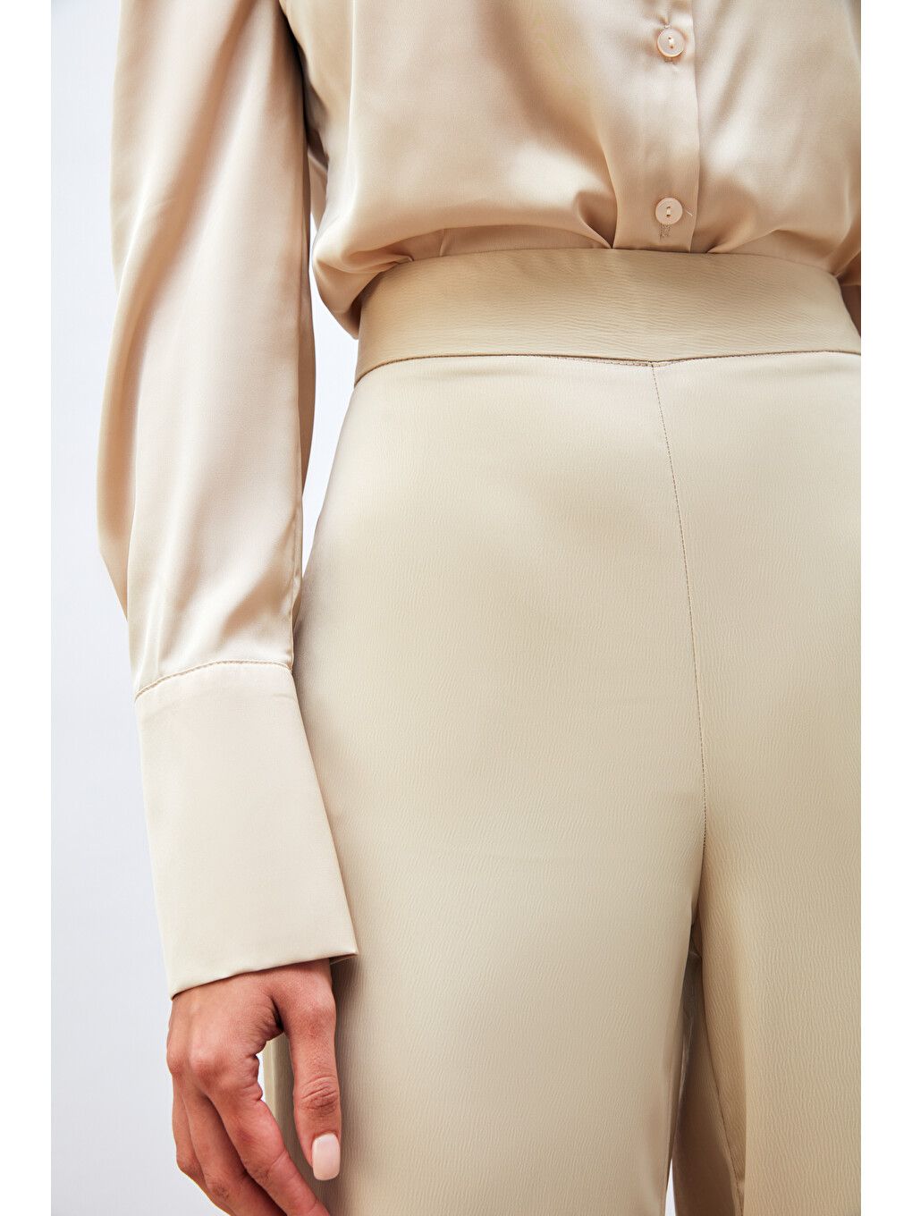 Yırtmaç Detaylı Saten Pantolon - Bej-4