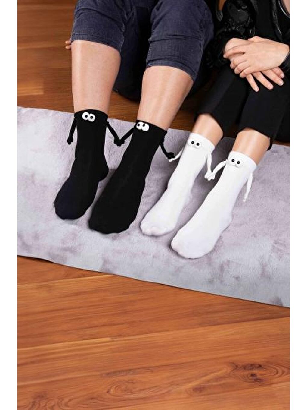 Mıknatıslı Elele Tutuşan 2 Çift Siyah Beyaz Çorap 2'LI