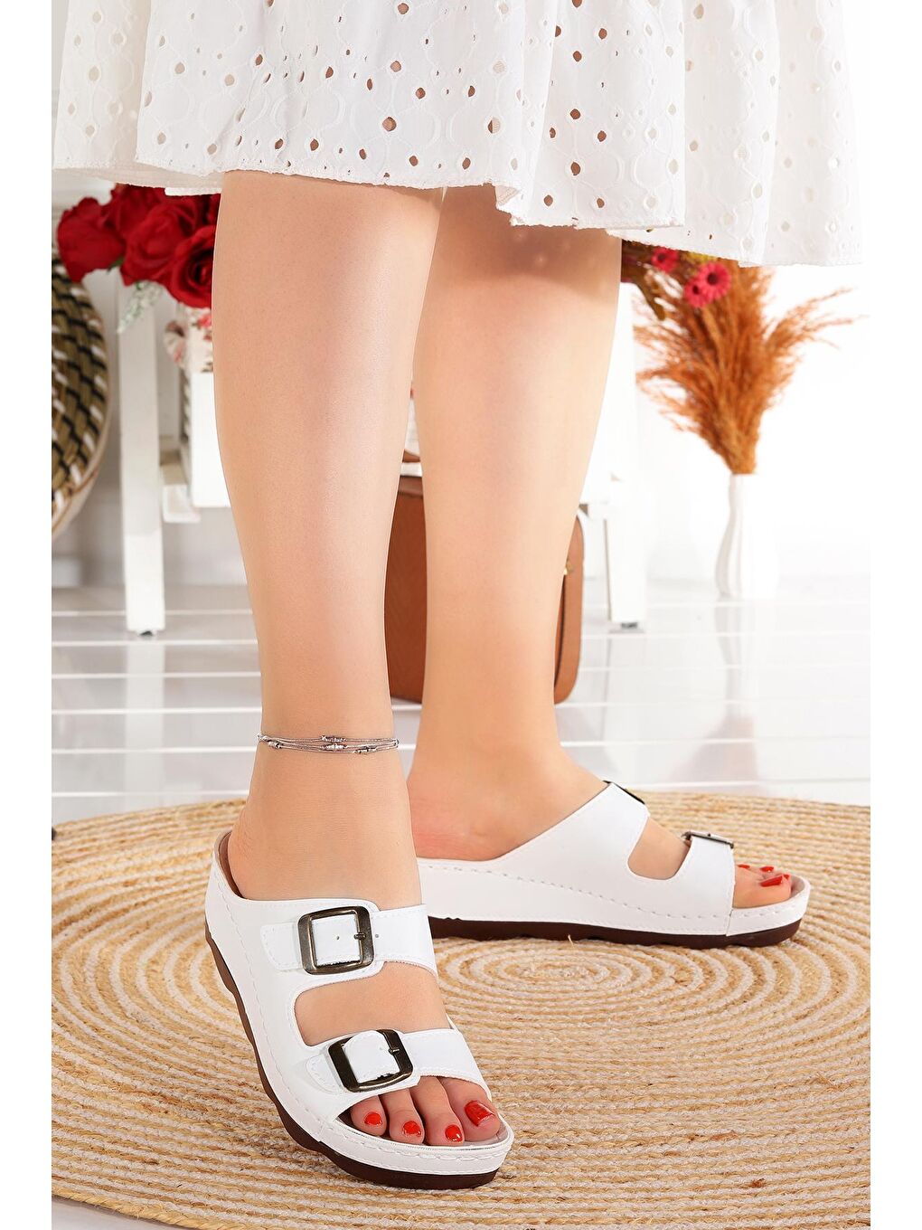 Beyaz Günlük 4 Cm Topuklu Kemerli Kadın Terlik Ary 37-448