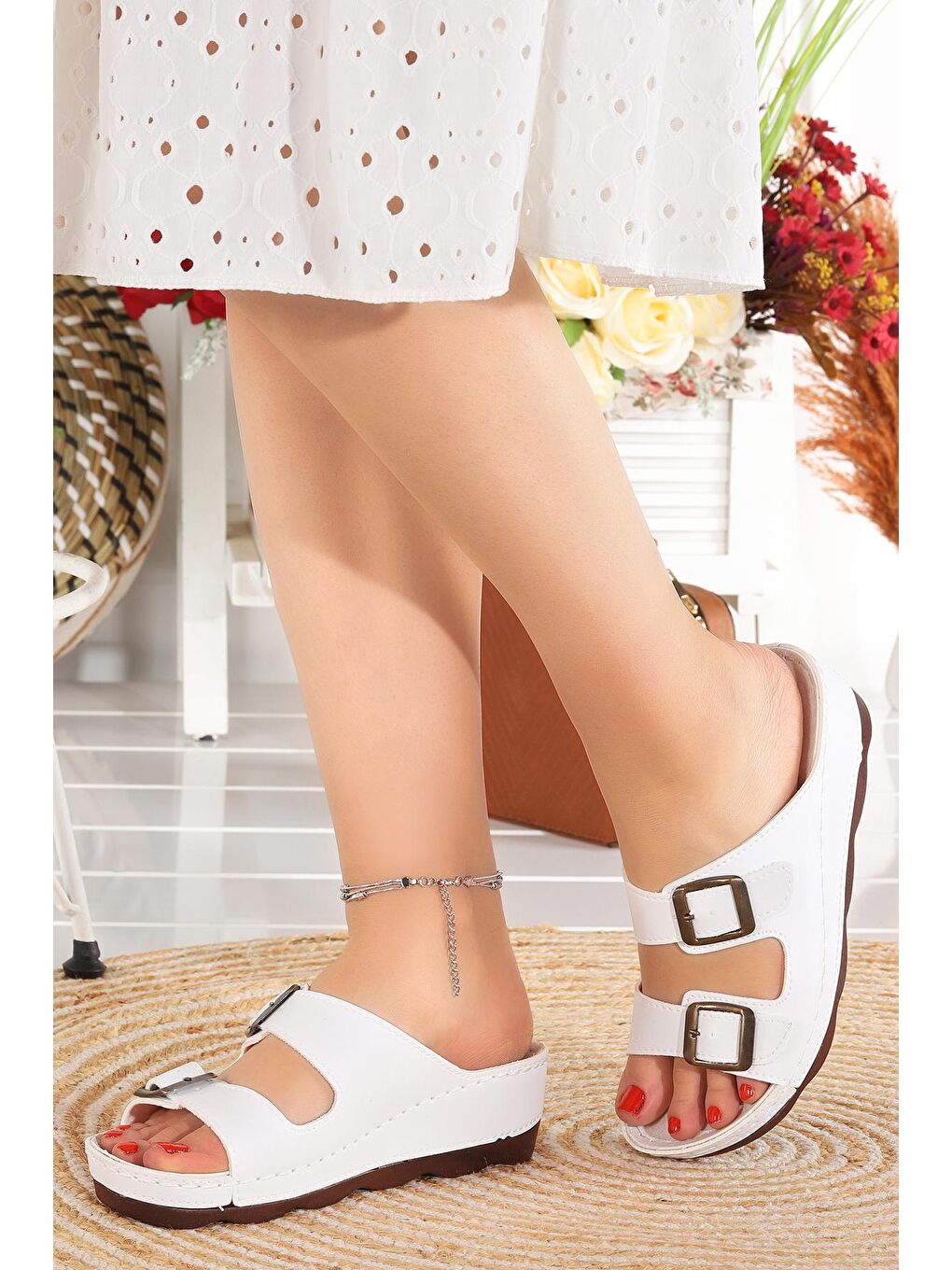 Beyaz Günlük 4 Cm Topuklu Kemerli Kadın Terlik Ary 37-448-1