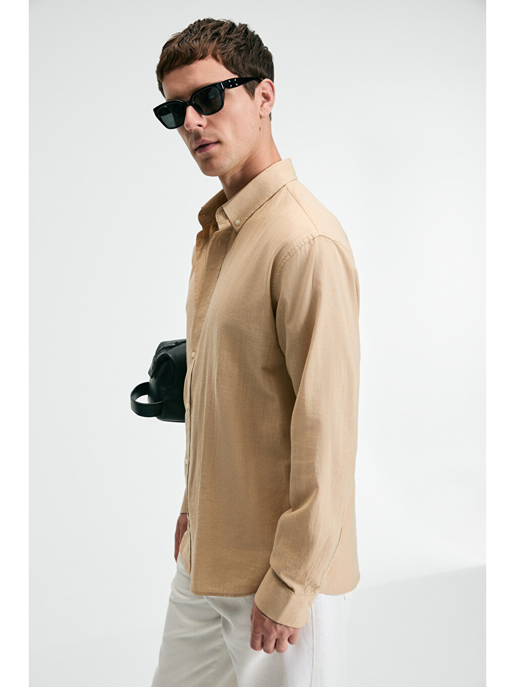 Erkek %100 Pamuk Slim Fit Dar Kesim Düğmeli Yaka Keten Görünümlü Flamlı Bej Gömlek-3