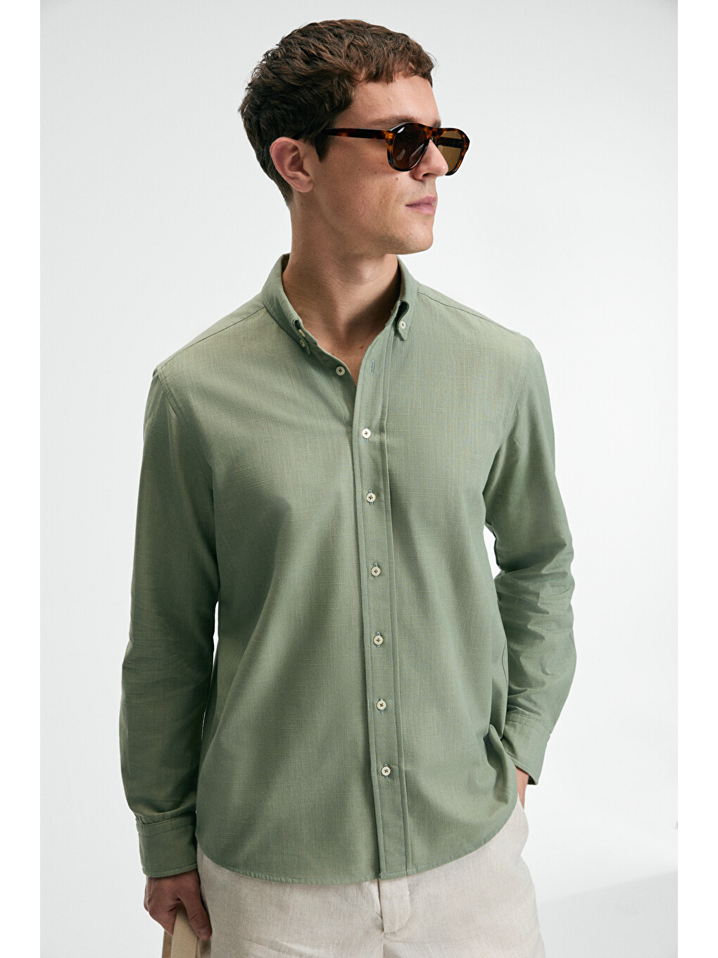 Erkek %100 Pamuk Slim Fit Dar Kesim Düğmeli Yaka Keten Görünümlü Flamlı Haki Gömlek-2