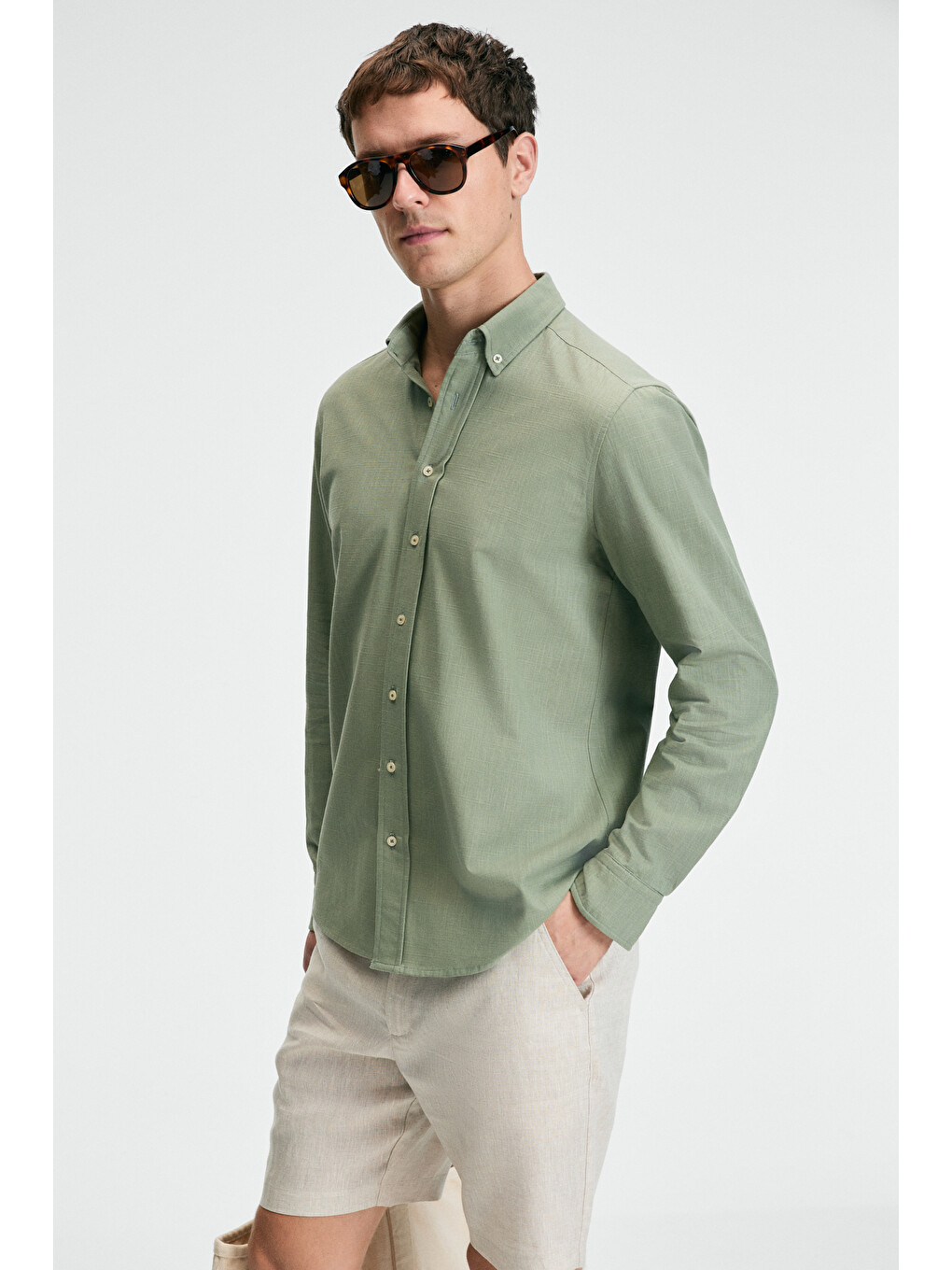 Erkek %100 Pamuk Slim Fit Dar Kesim Düğmeli Yaka Keten Görünümlü Flamlı Haki Gömlek-3
