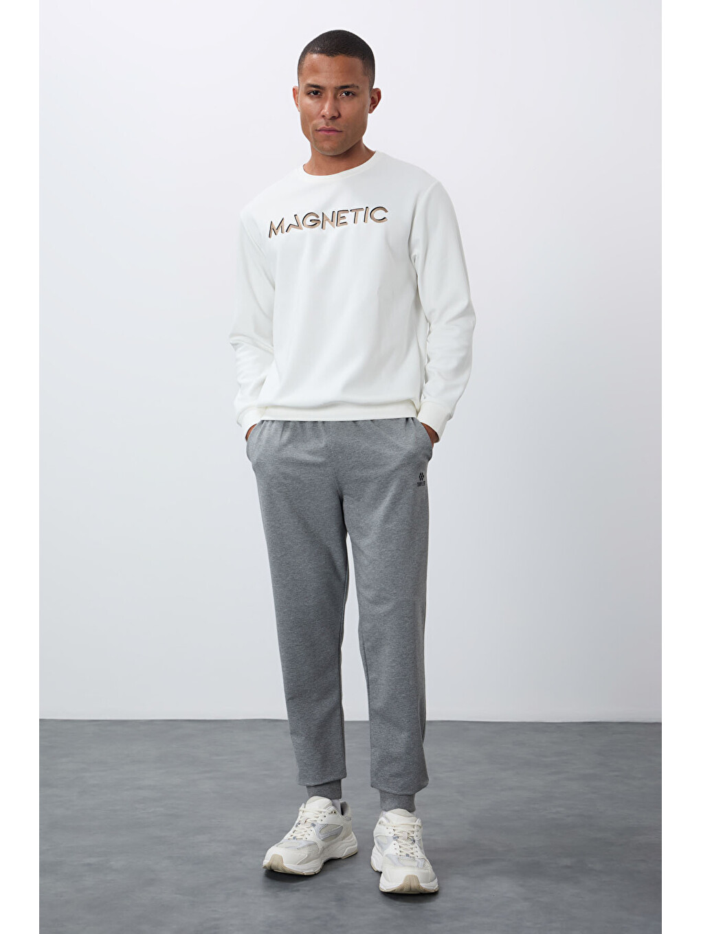 Ekru Yazı Nakışlı Bisiklet Yaka Rahat Form Erkek Sweatshirt - 88020-3