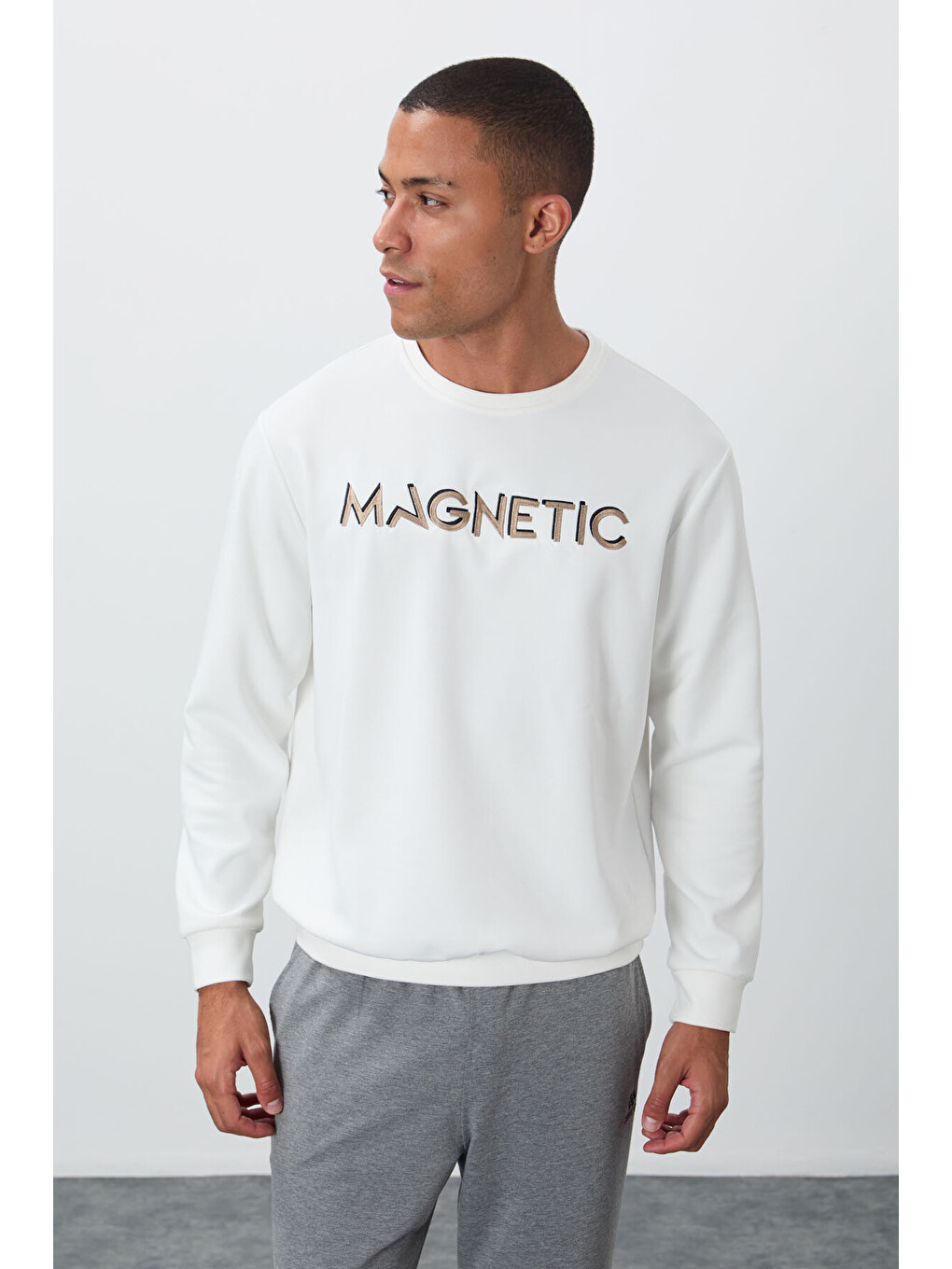 Ekru Yazı Nakışlı Bisiklet Yaka Rahat Form Erkek Sweatshirt - 88020-4