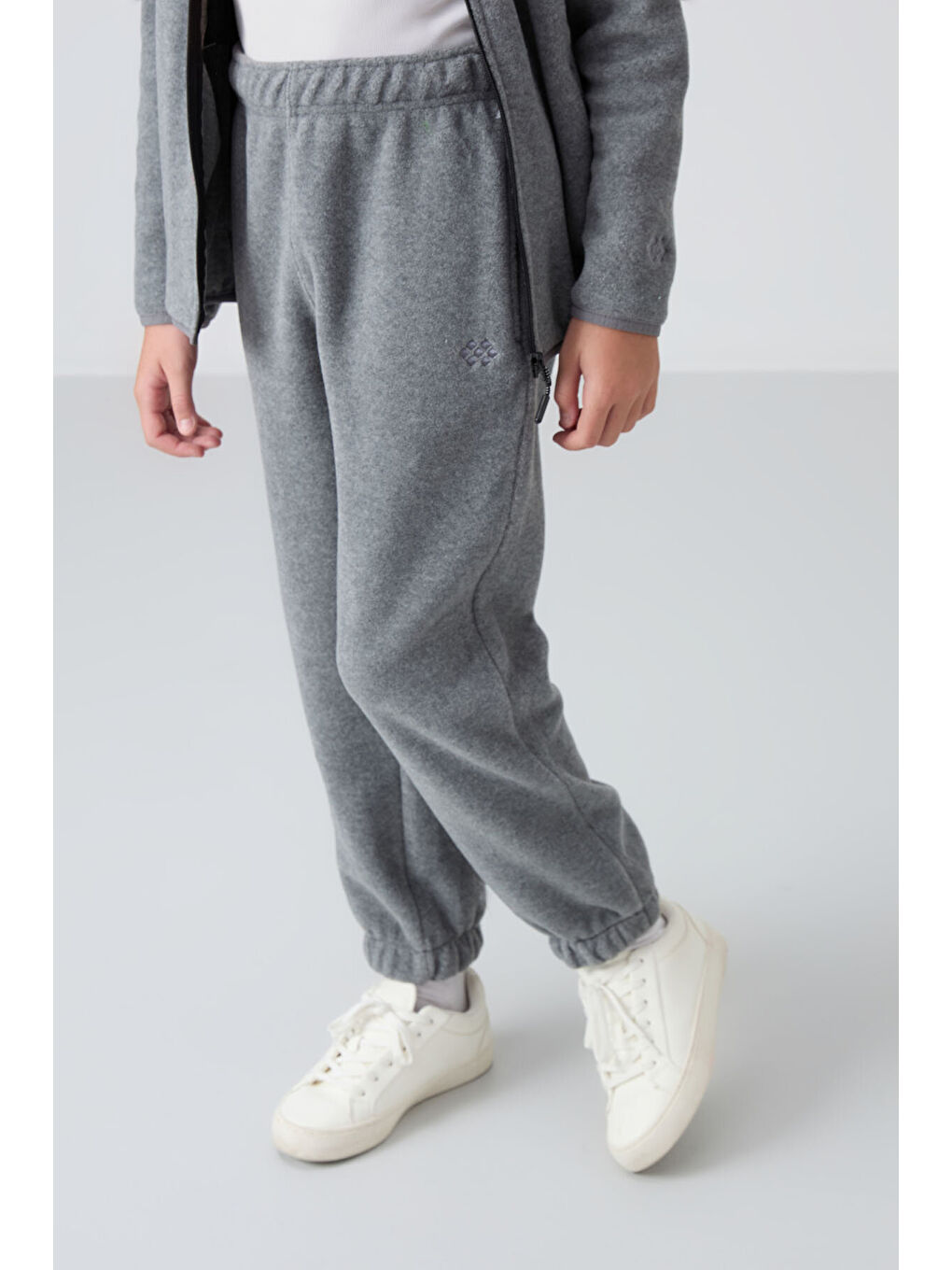 Gri Melanj Kalın Yumuşak Dokulu Standart Fit Nakışlı Polar Kız Çocuk Eşofman Alt - 75155-2