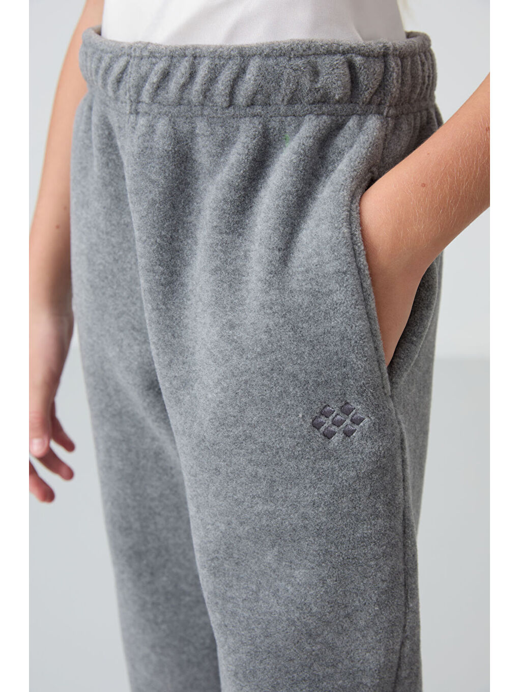 Gri Melanj Kalın Yumuşak Dokulu Standart Fit Nakışlı Polar Kız Çocuk Eşofman Alt - 75155-3