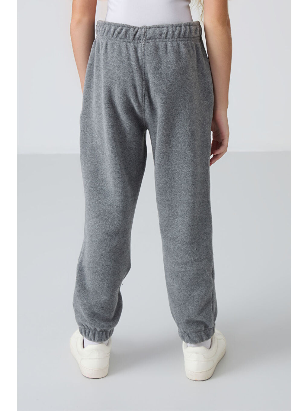 Gri Melanj Kalın Yumuşak Dokulu Standart Fit Nakışlı Polar Kız Çocuk Eşofman Alt - 75155-4