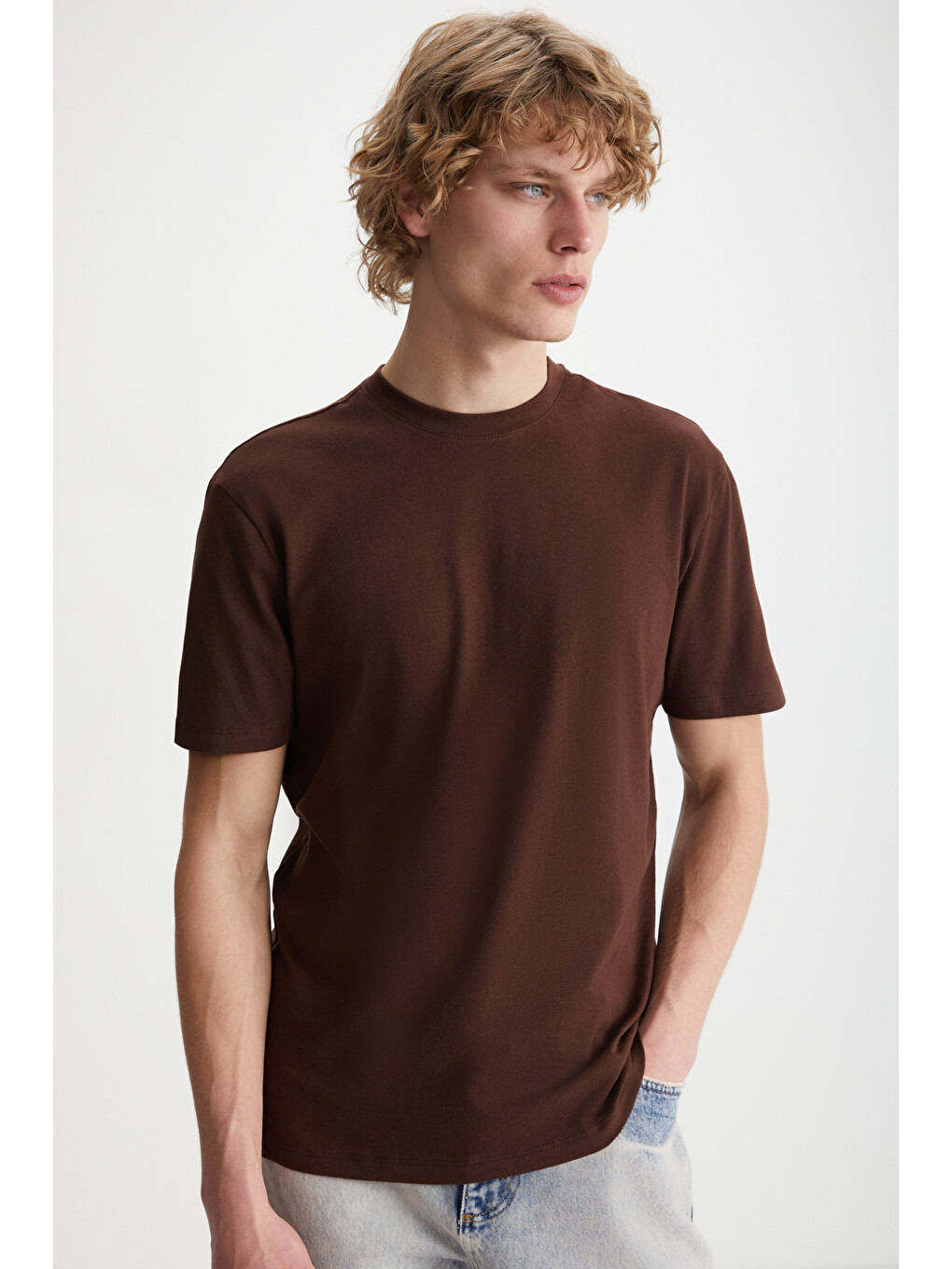 Kahverengi Erkek Slim Fit Dar Kesim %100 Organik Pamuklu Yana Kayan Dikişli Basic Örme Acı Kahve T-shir