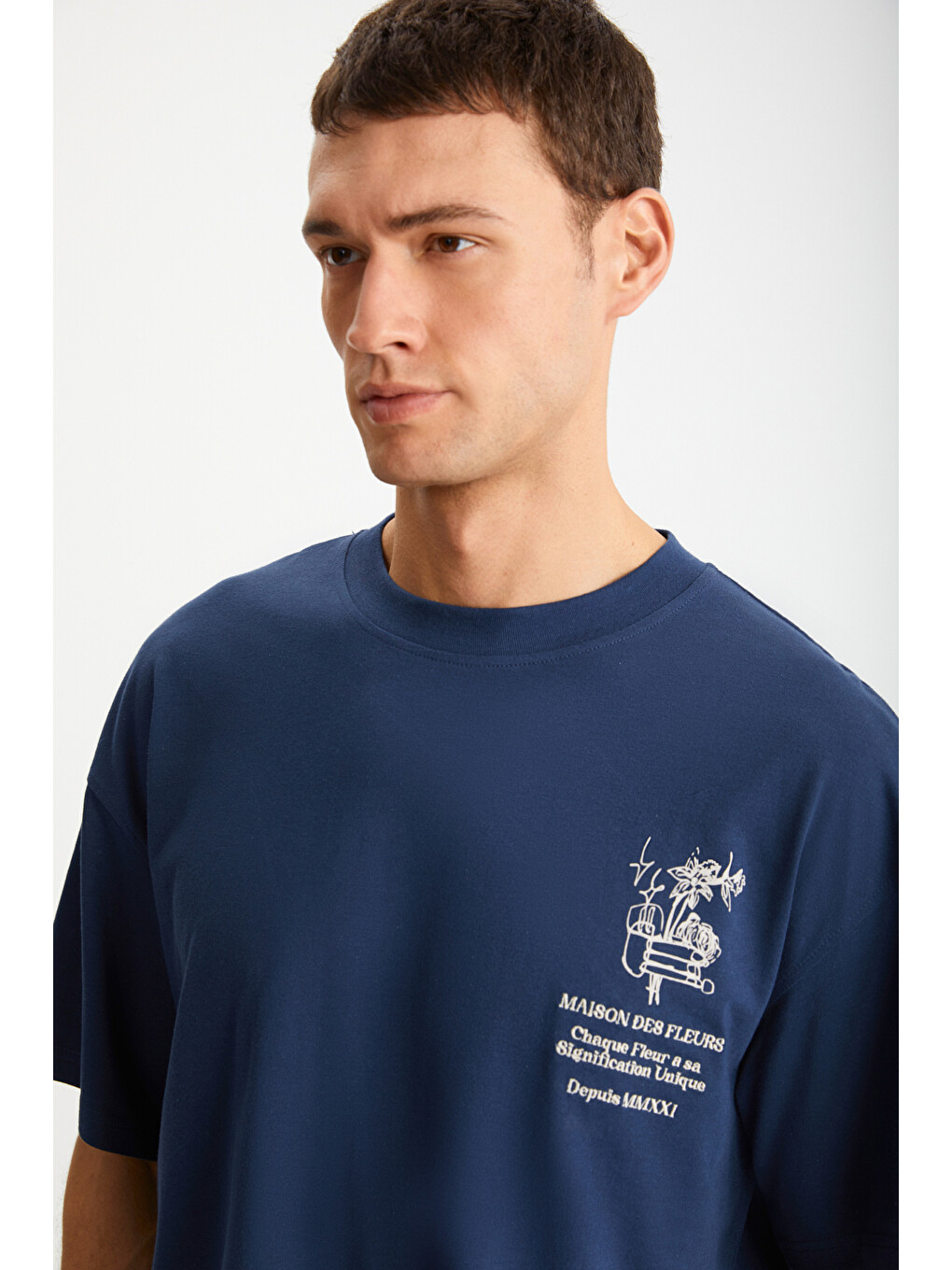 Erkek Oversize Fit %100 Pamuk Nakışlı Ve Baskılı Lacivert Tişört-3