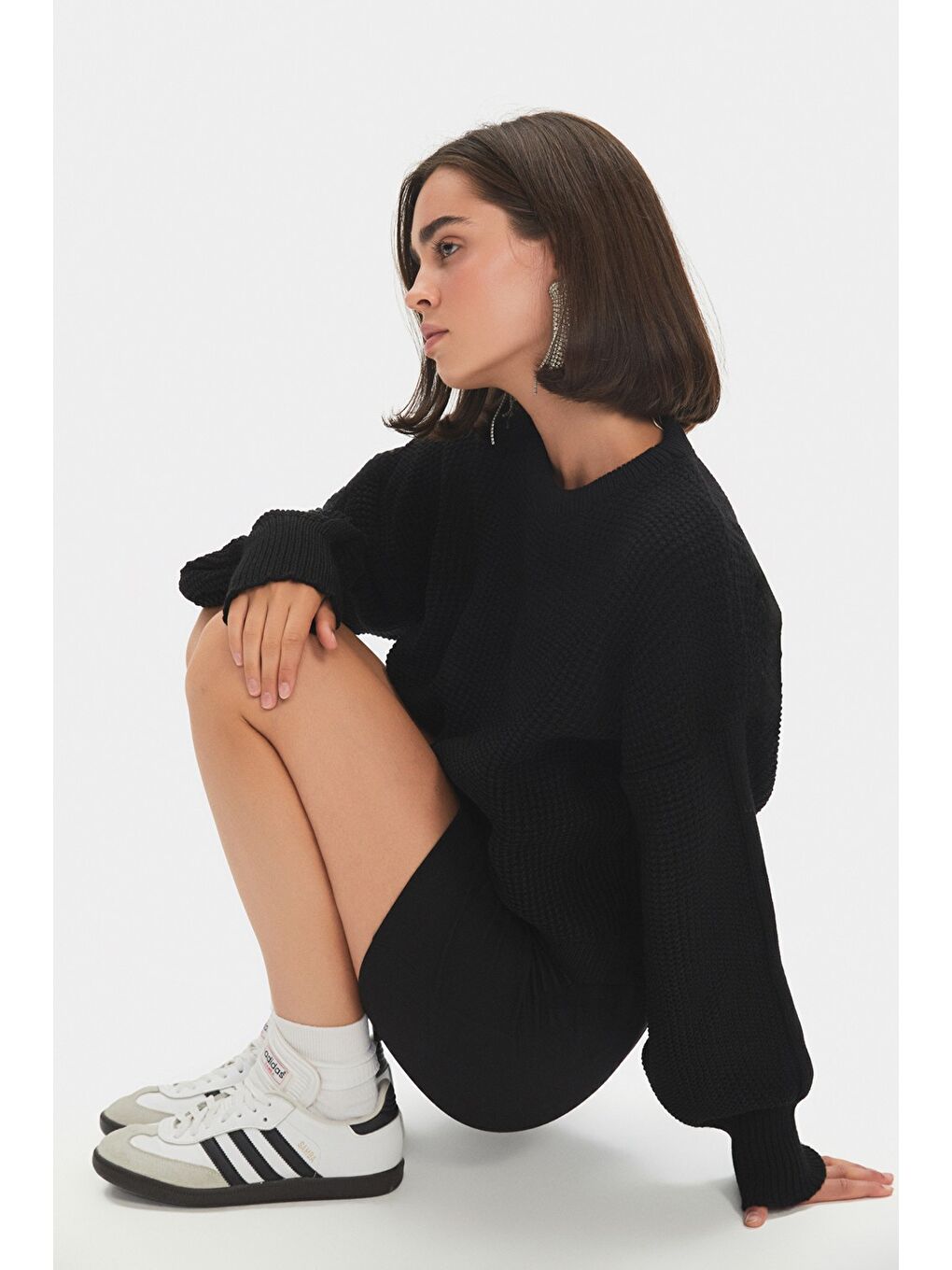 Siyah Kadın Geniş Kalıp Bisiklet Yaka Önü Kısa Arkası Uzun Kazak-4