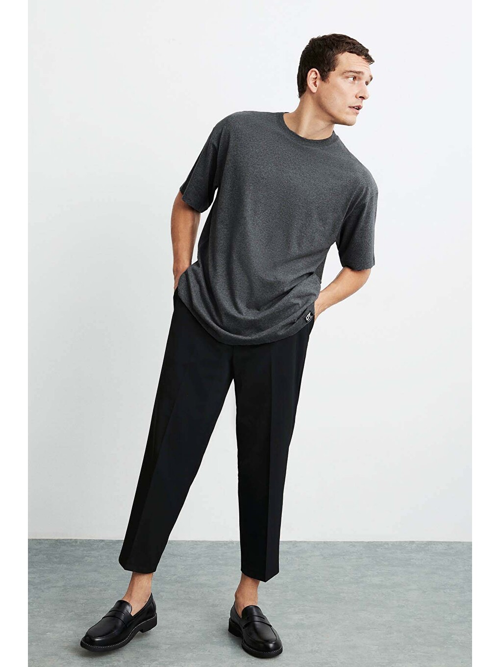 Erkek Oversize Fit %100 Organik Pamuk Kalın Dokulu Bisiklet Yakalı Koyu Gri Tişört-3