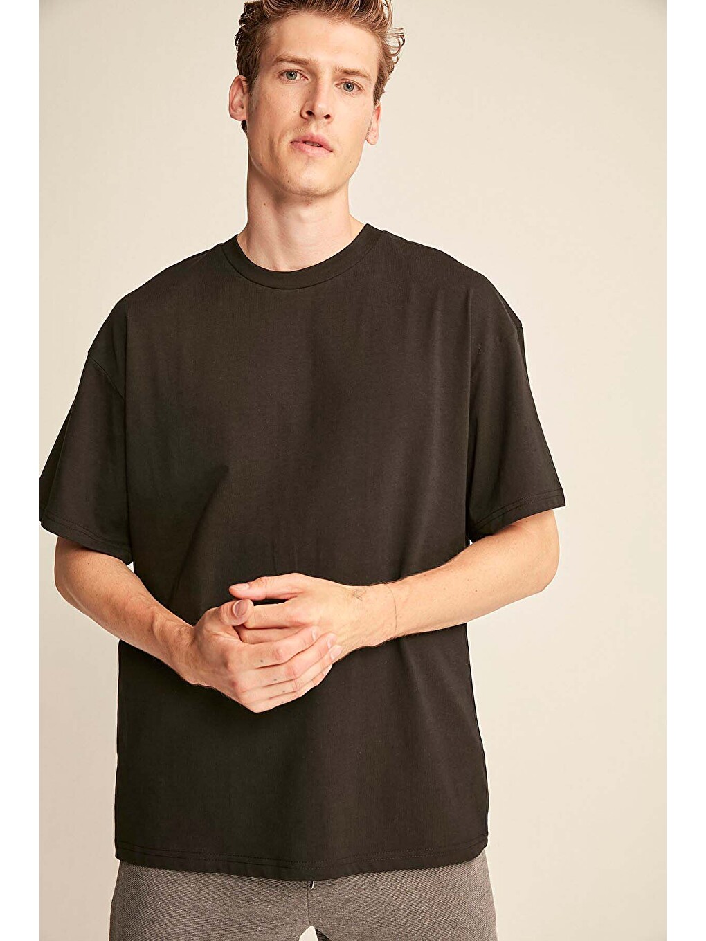 Erkek Oversize Fit %100 Organik Pamuk Kalın Dokulu Bisiklet Yakalı Siyah Tişört-4