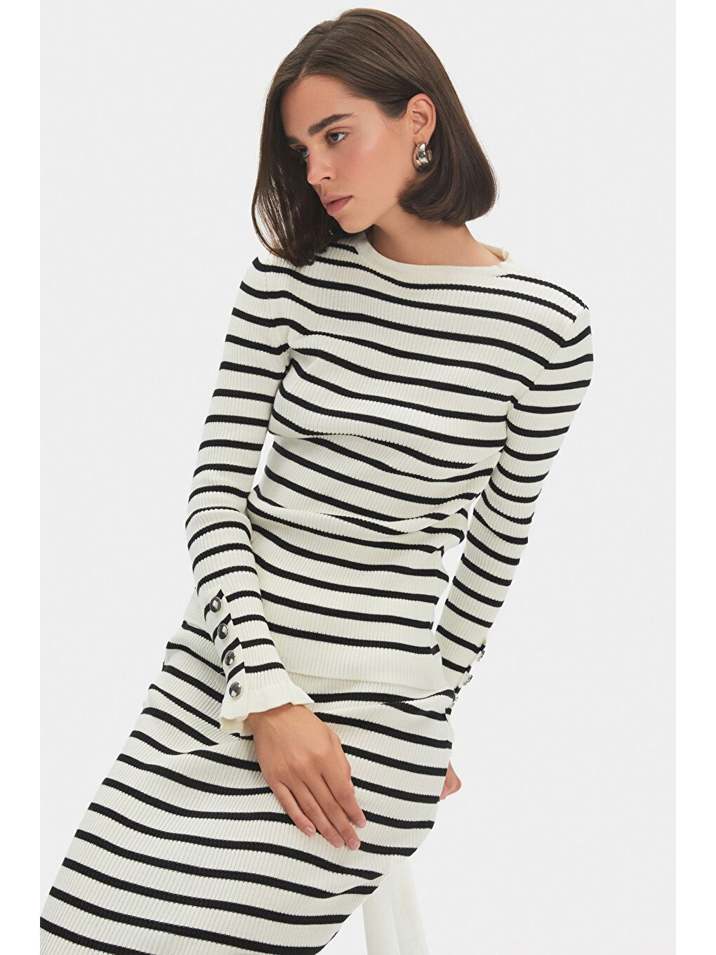 Beyaz Kadın Kolları Düğme Detaylı Çizgili Triko Kazak Etek Takım-4