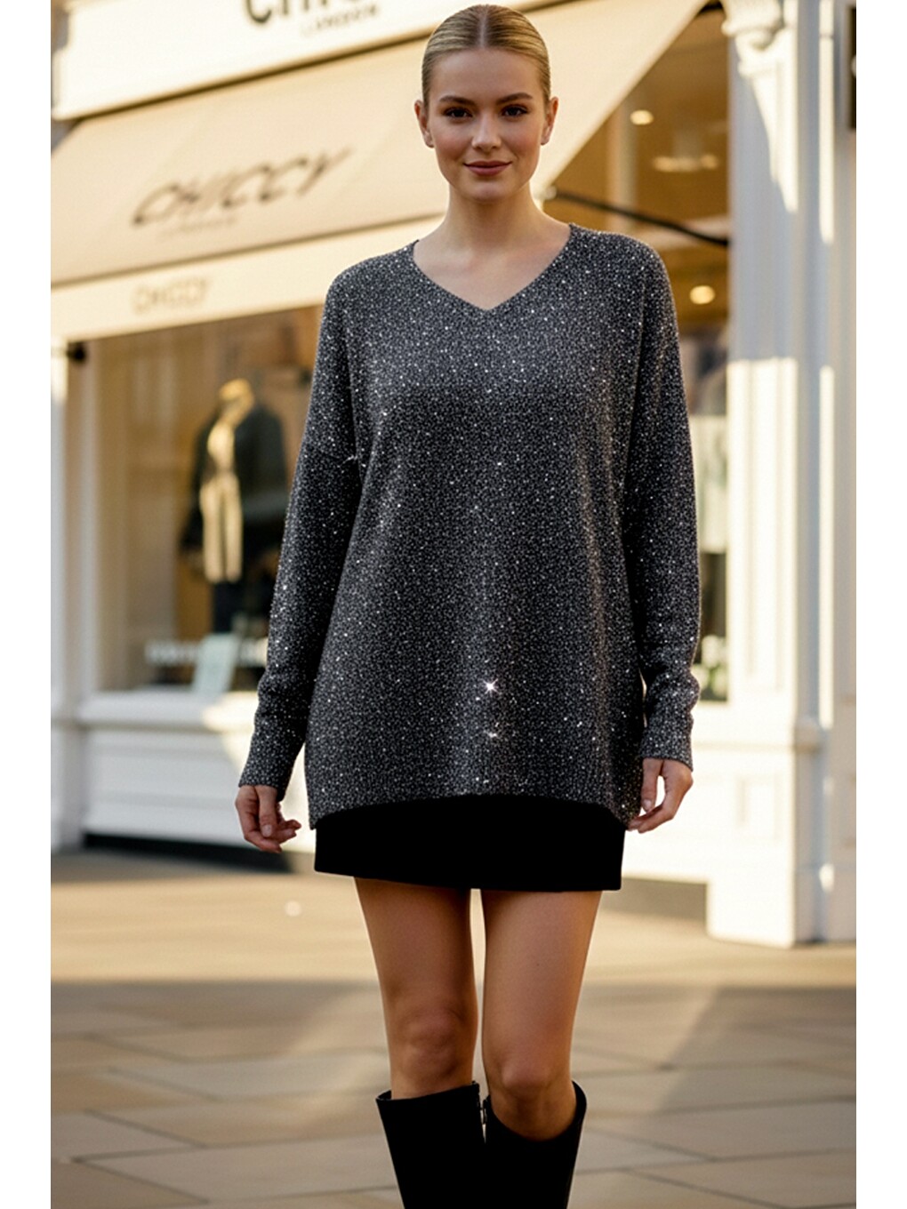 Siyah V Yaka Uzun Kol Yırtmaçlı Simli Casual Arkası Uzun Oversize Triko Kazak 70 75