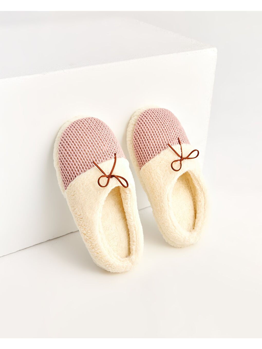 Pembe Kadın Bağcıklı Ev Terliği - YUPIN