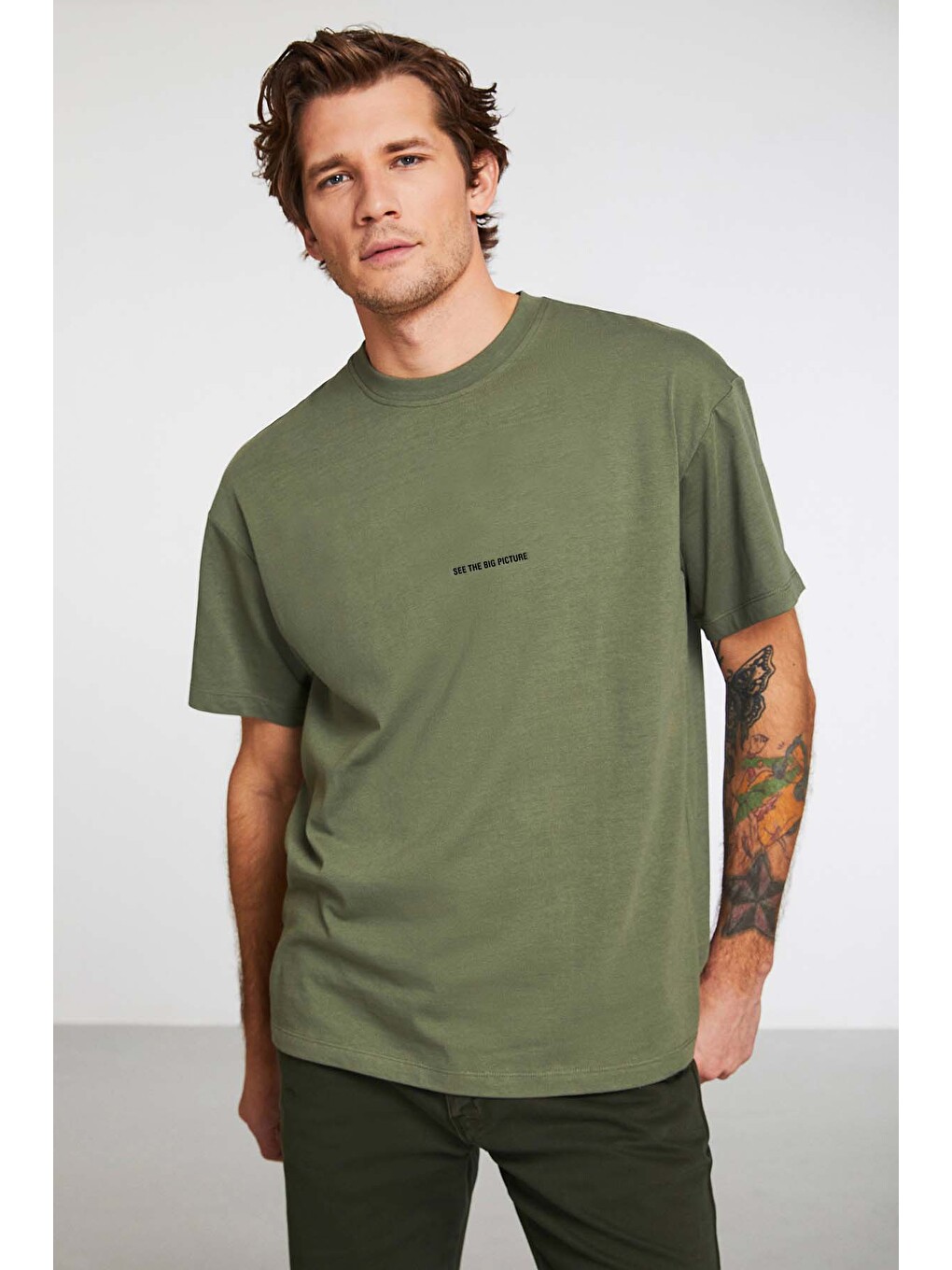 Rıver Erkek Oversize Fit Bol Kesim Nakış İşlemeli Basic Örme Haki Tişört-2