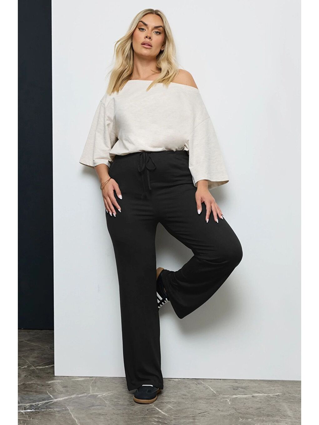 Siyah Büyük Beden Beli Lastikli ve Bağcıklı Cepsiz Paçası Geniş Pantolon 037392