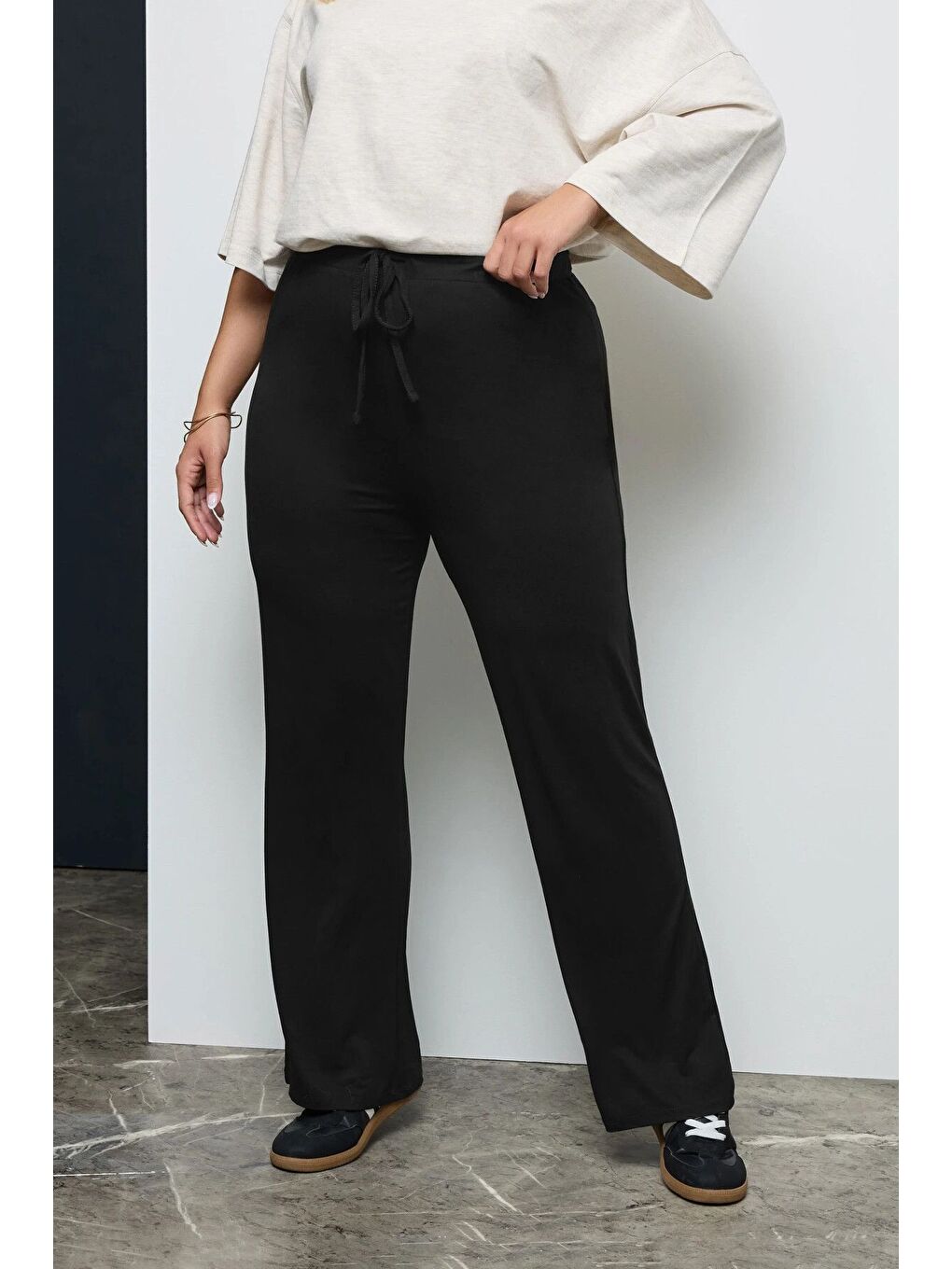 Siyah Büyük Beden Beli Lastikli ve Bağcıklı Cepsiz Paçası Geniş Pantolon 037392-1