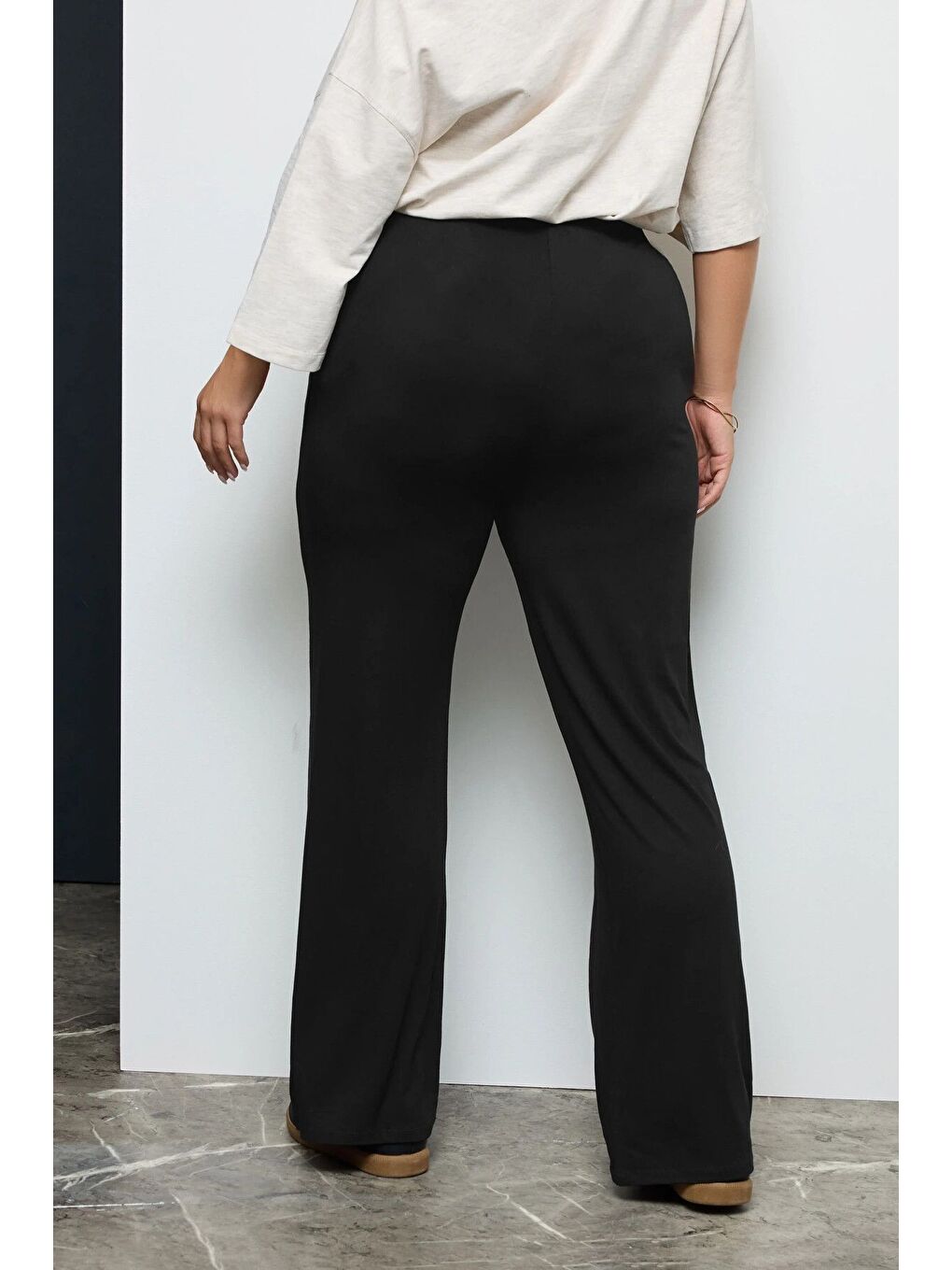 Siyah Büyük Beden Beli Lastikli ve Bağcıklı Cepsiz Paçası Geniş Pantolon 037392-3