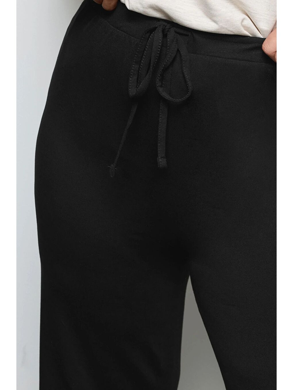 Siyah Büyük Beden Beli Lastikli ve Bağcıklı Cepsiz Paçası Geniş Pantolon 037392-4