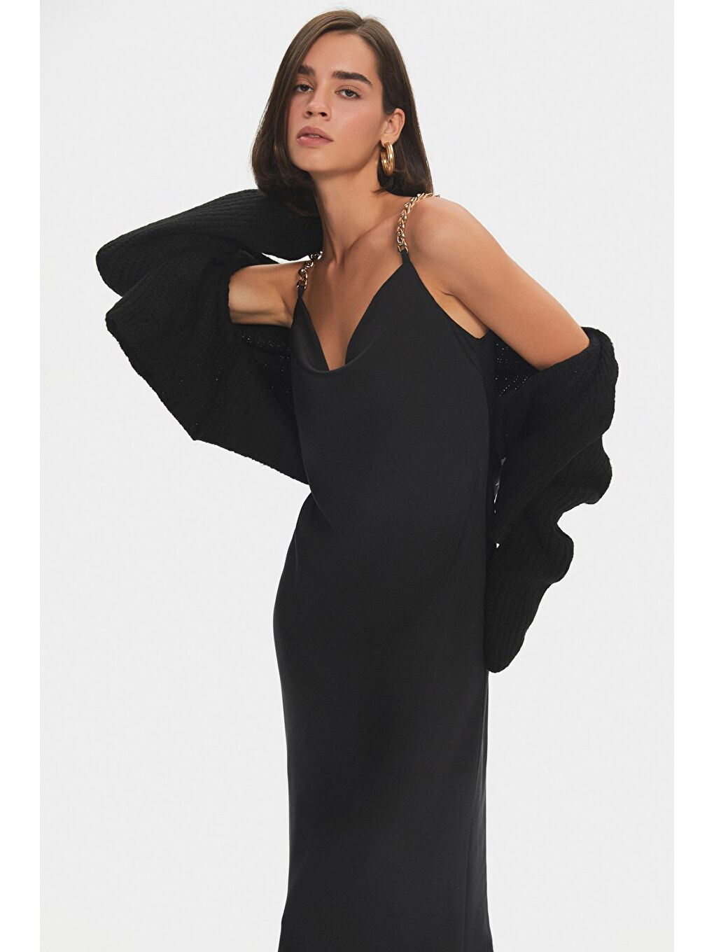 Siyah Kadın Degaje Yaka Zincir Askılı Dökümlü Elbise-1