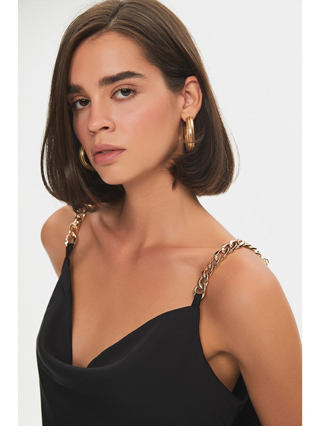 Siyah Kadın Degaje Yaka Zincir Askılı Dökümlü Elbise-2