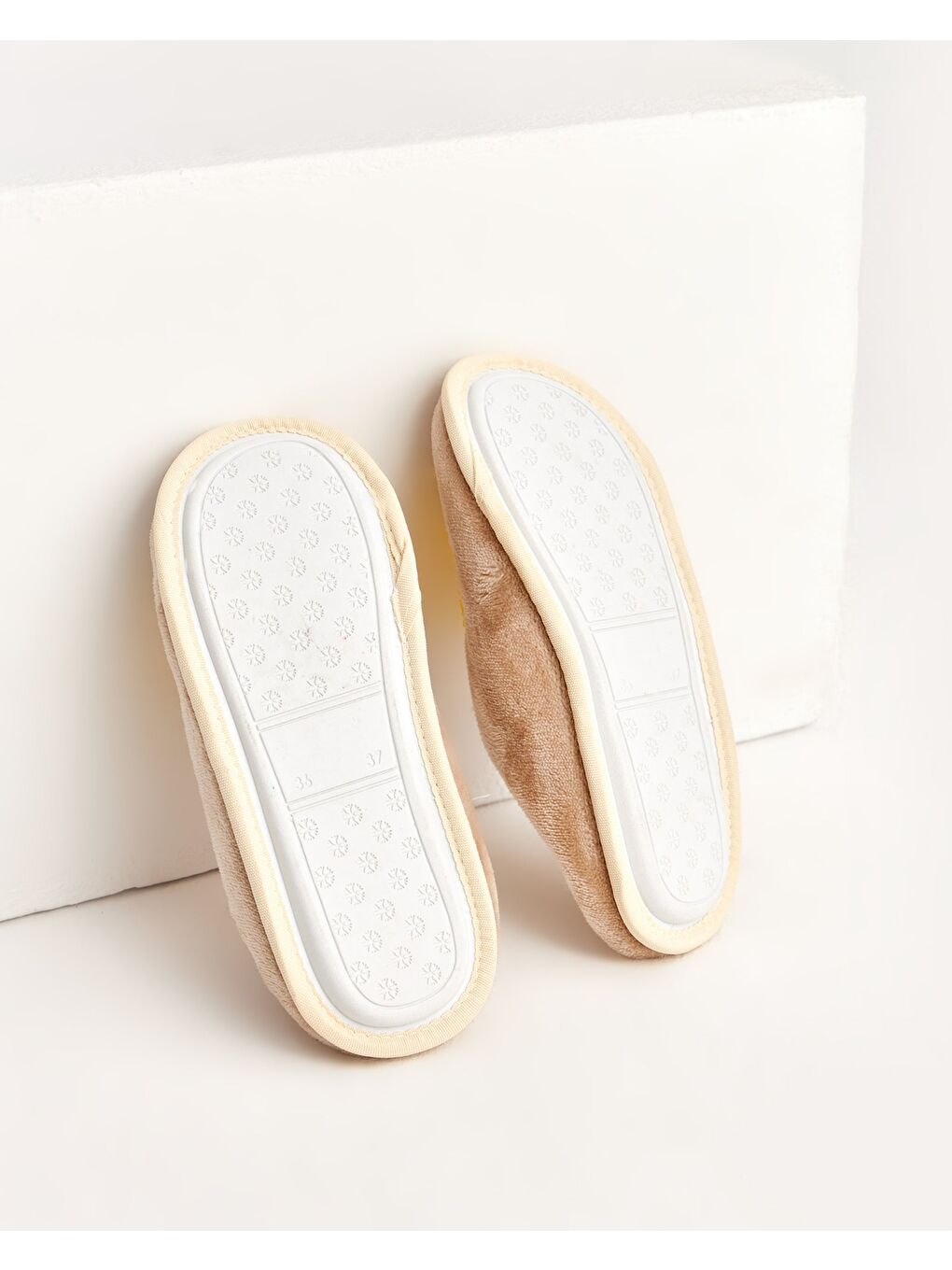 Bej Kadın Gülen Yüz Emojili Ev Terliği - YUBİ-2