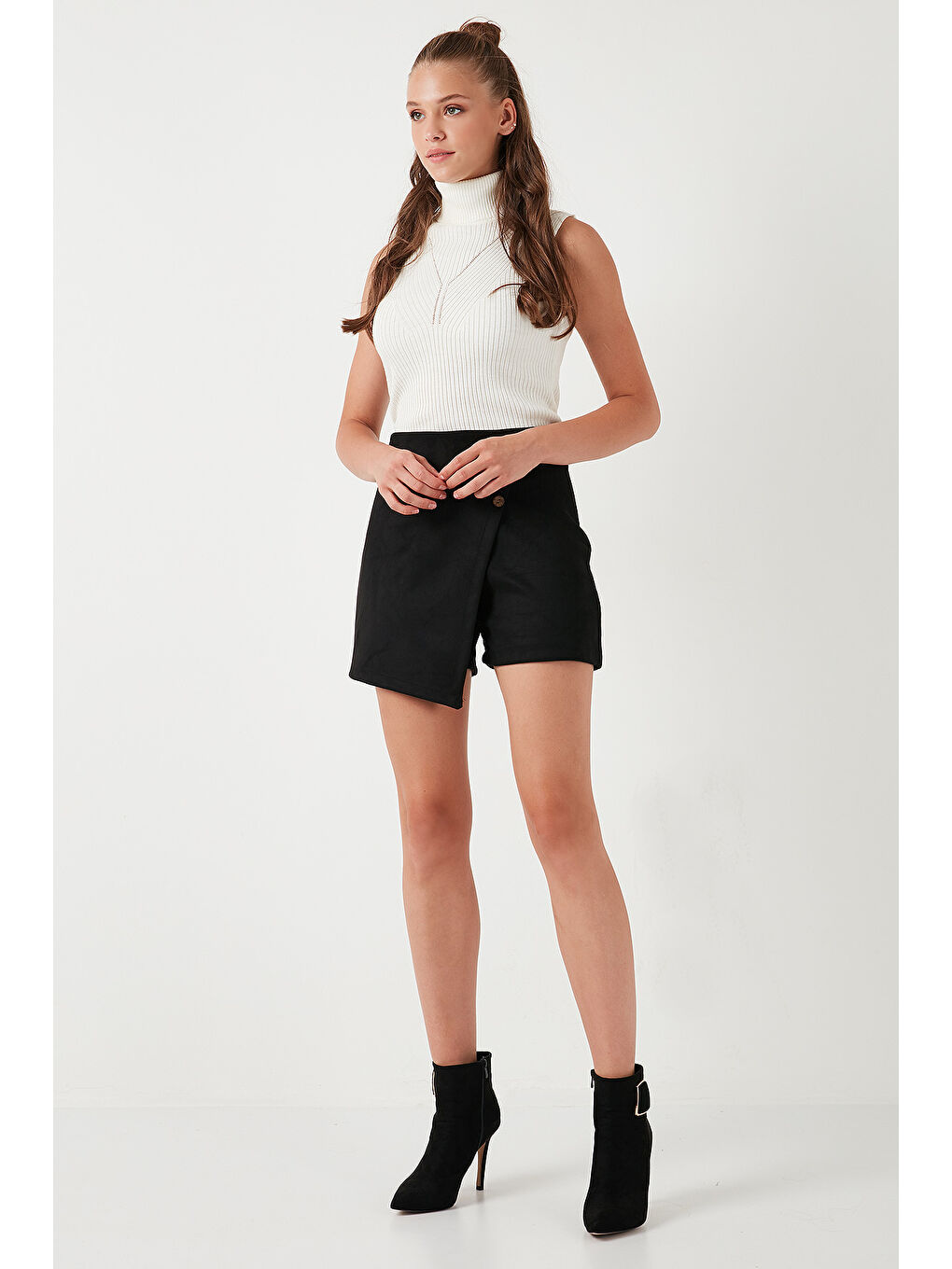 Siyah Asimetrik Kışlık Düğme Detaylı Slim Fit Kadın Şort Etek 5865968-1