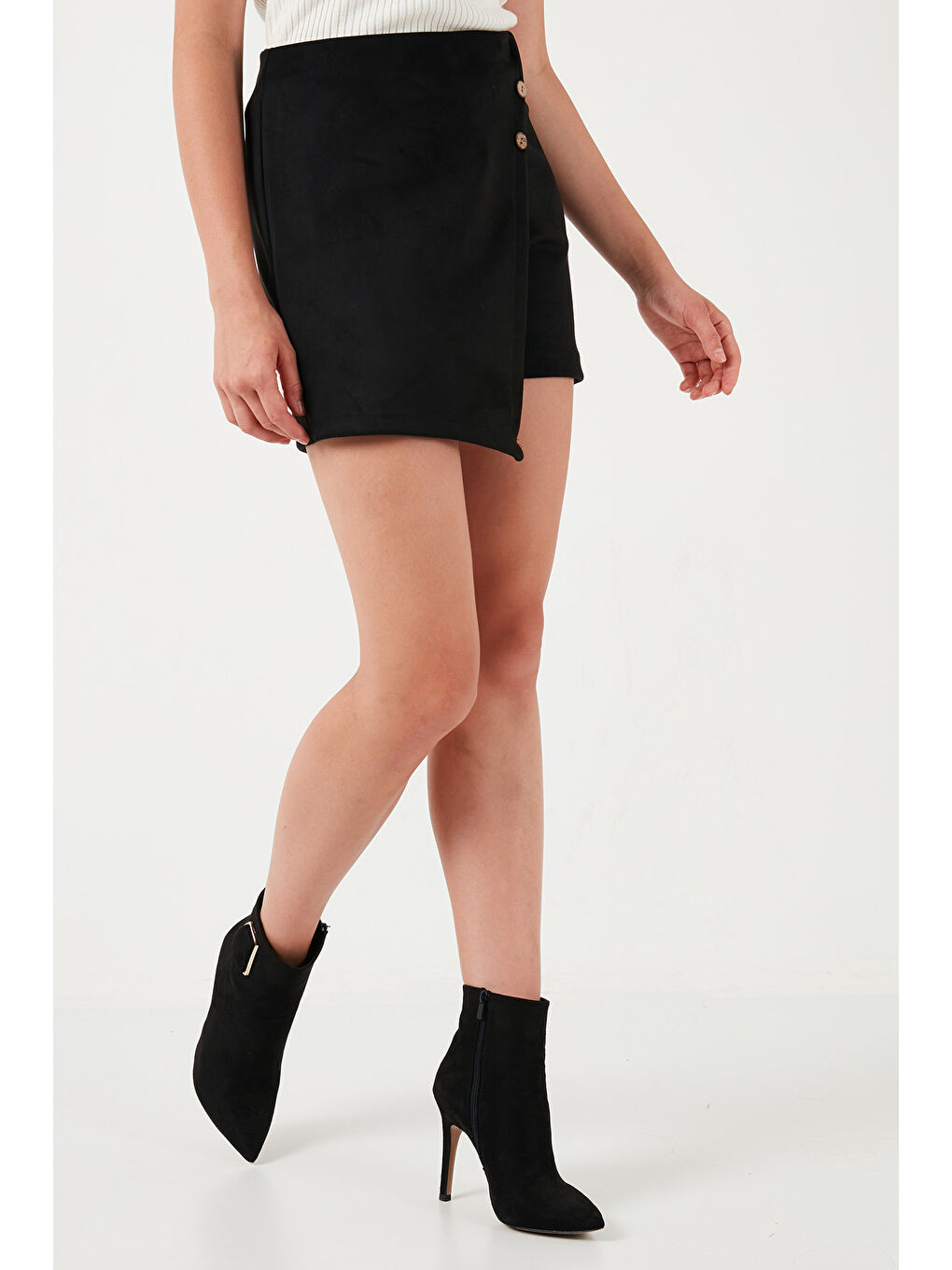 Siyah Asimetrik Kışlık Düğme Detaylı Slim Fit Kadın Şort Etek 5865968-5