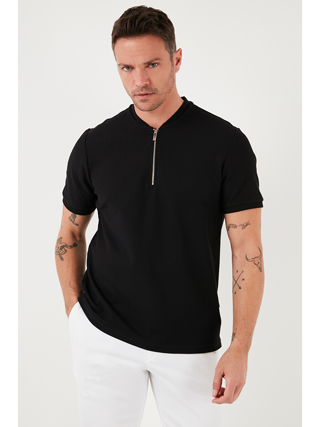 Siyah Pamuklu Regular Fit Yarım Fermuarlı Tişört 5902653-1