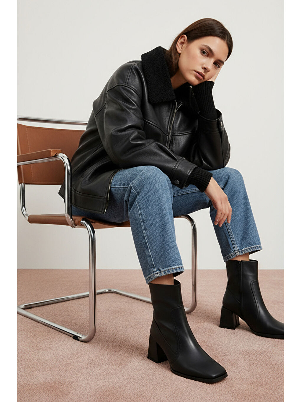 Siyah Küt Burunlu Yandan Fermuarlı Kadın Bot-1