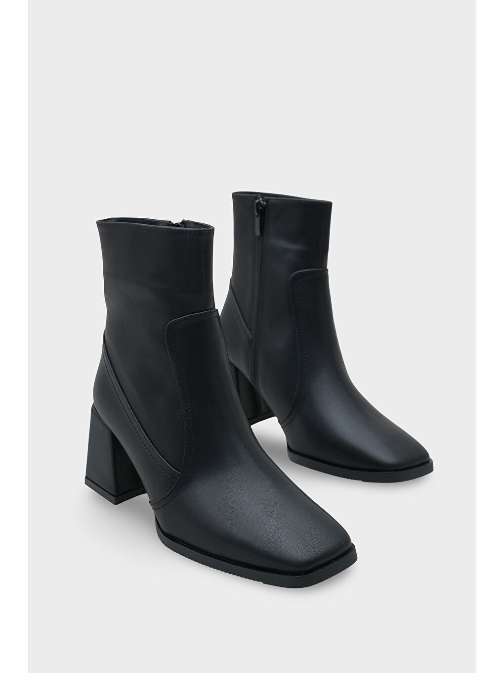 Siyah Küt Burunlu Yandan Fermuarlı Kadın Bot