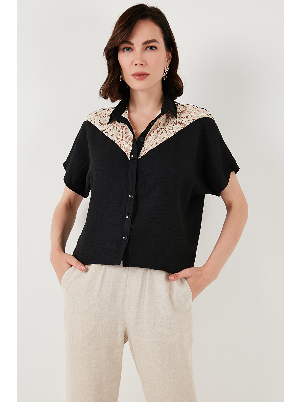 Siyah Dantelli Relaxed Fit Kısa Kollu Kadın Gömlek 5865764-1