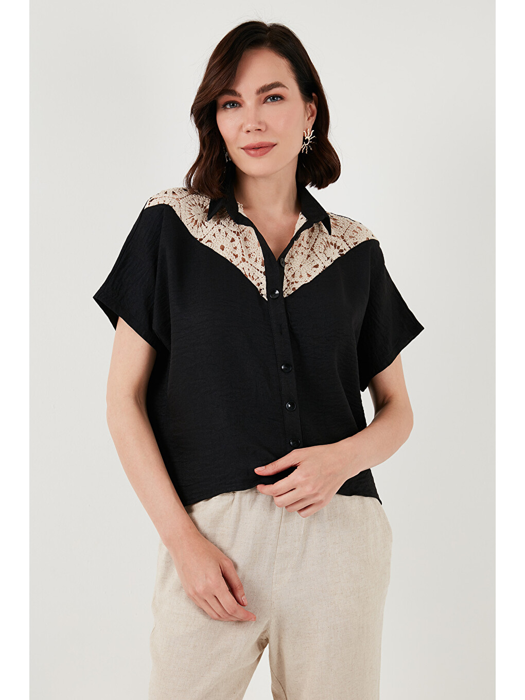Siyah Dantelli Relaxed Fit Kısa Kollu Kadın Gömlek 5865764-2