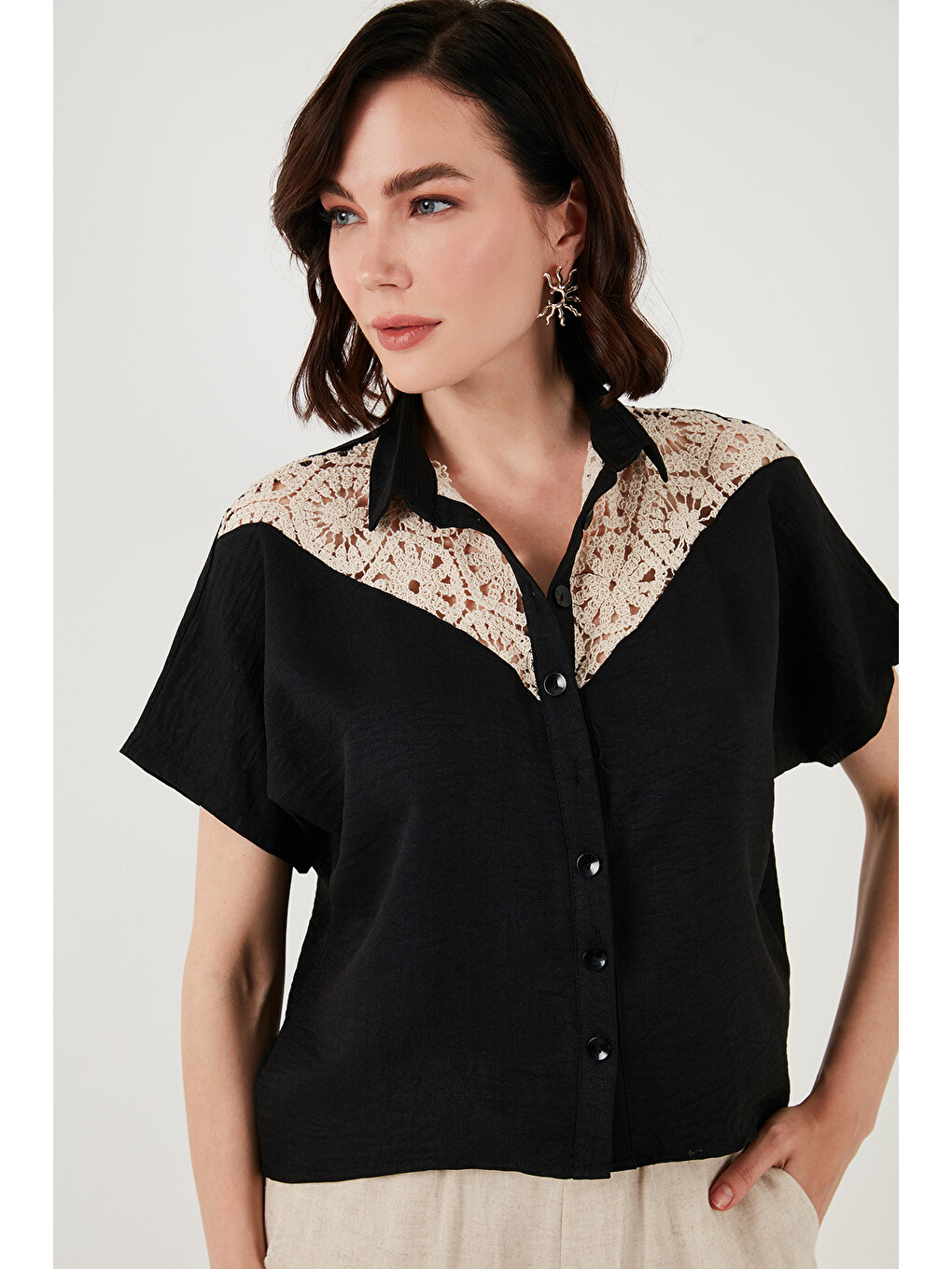 Siyah Dantelli Relaxed Fit Kısa Kollu Kadın Gömlek 5865764-3