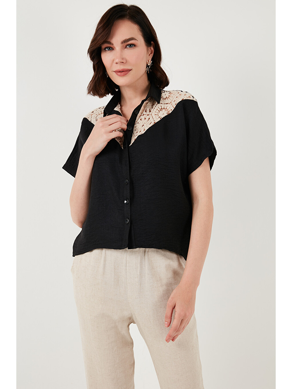 Siyah Dantelli Relaxed Fit Kısa Kollu Kadın Gömlek 5865764-4