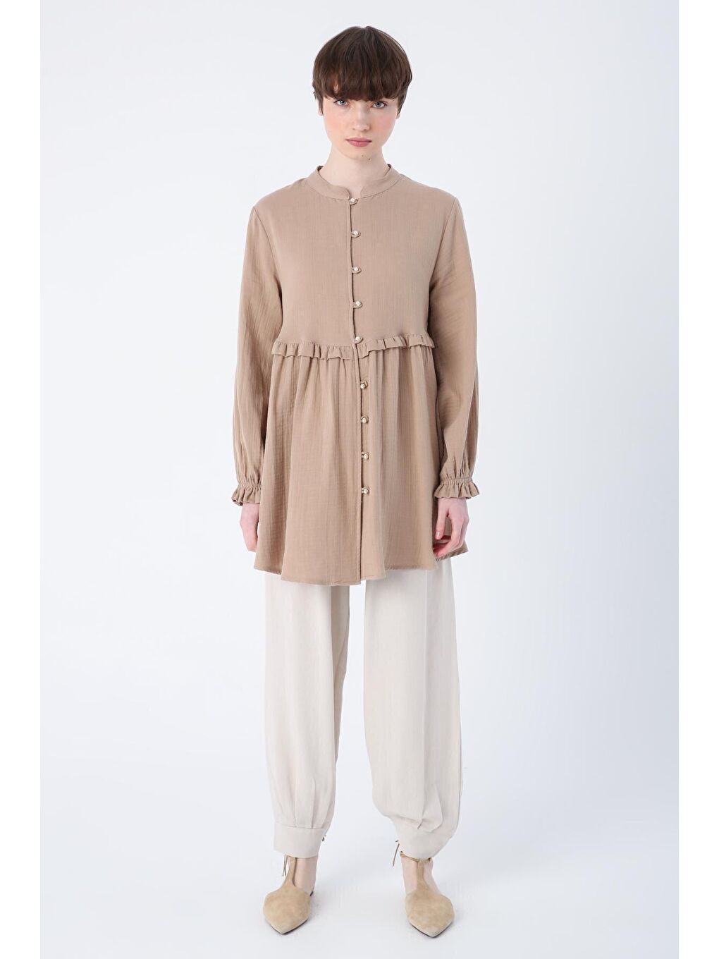 Koyu Bej %100 Pamuk Hakim Yaka Kolları Büzgülü Fırfır Detaylı Gömlek Tunik-1