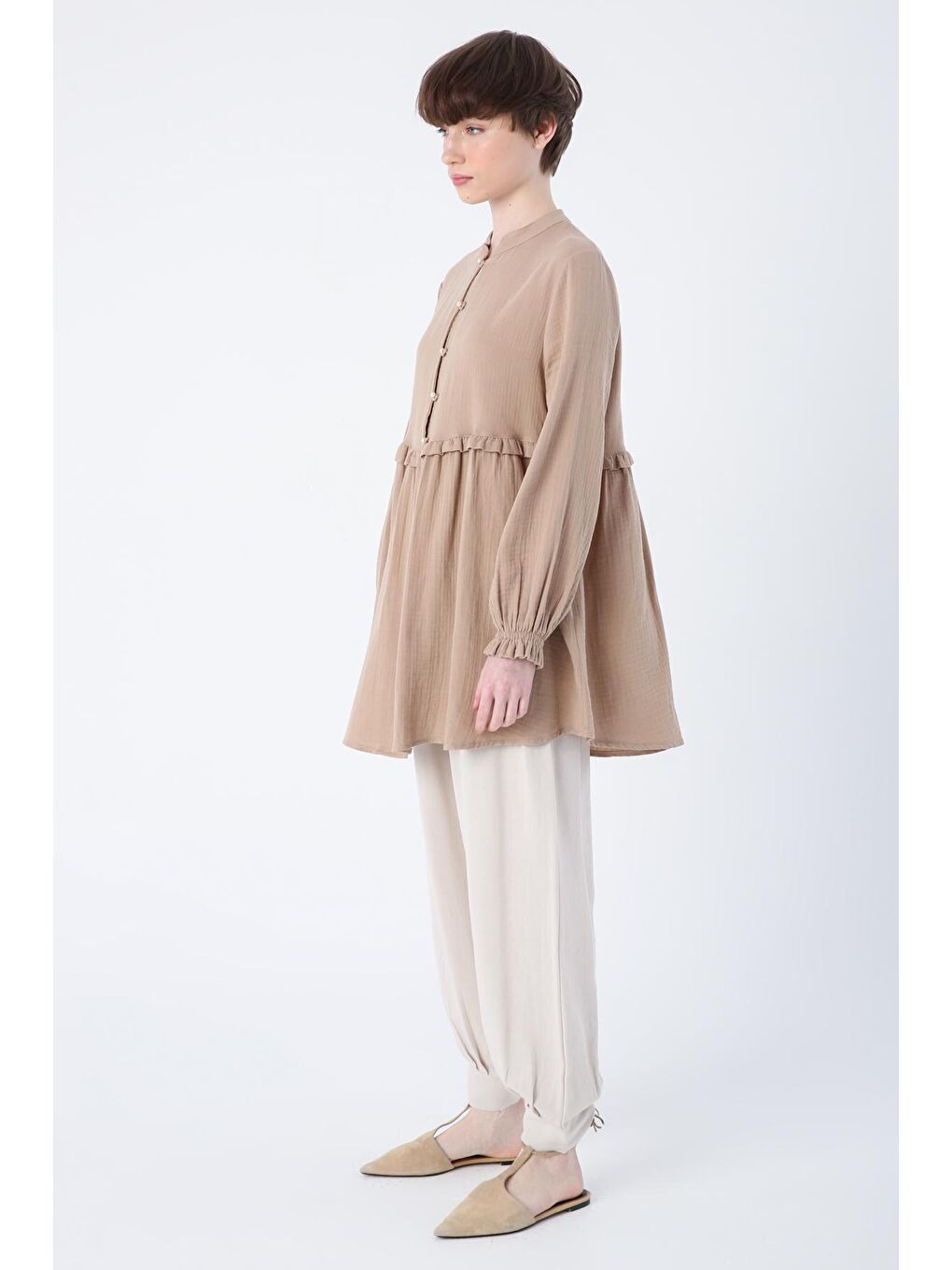 Koyu Bej %100 Pamuk Hakim Yaka Kolları Büzgülü Fırfır Detaylı Gömlek Tunik-2