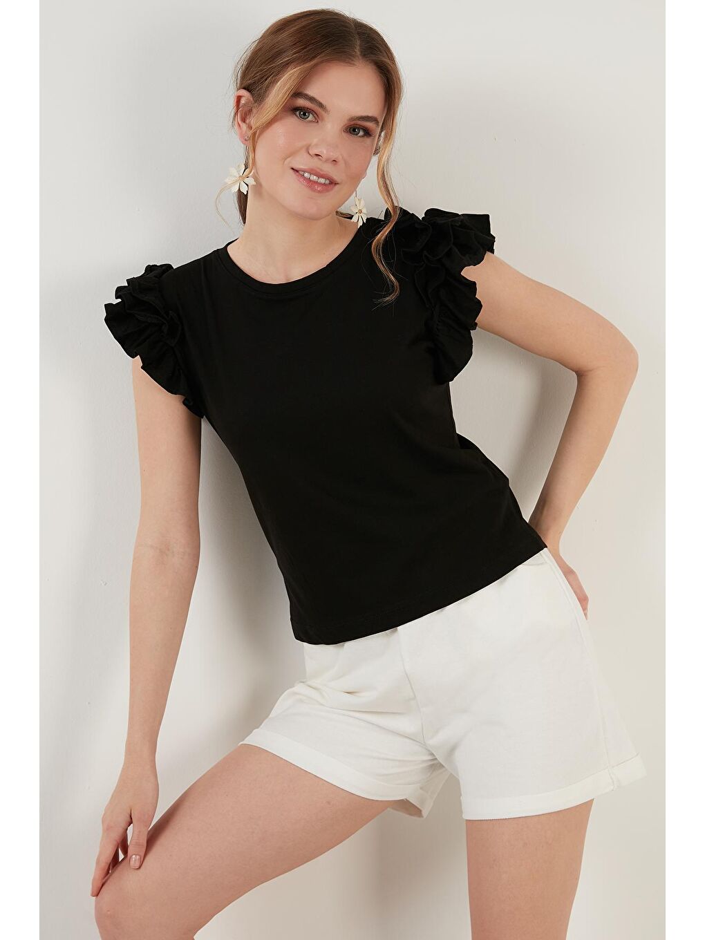 Siyah Pamuklu Kolları Fırfırlı Slim Fit Bisiklet Yaka Kadın T Shirt 5864500