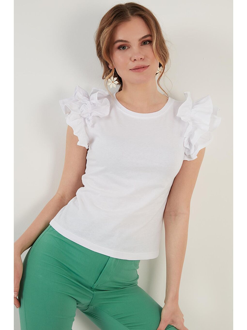 Beyaz Pamuklu Kolları Fırfırlı Slim Fit Bisiklet Yaka Kadın T Shirt 5864500