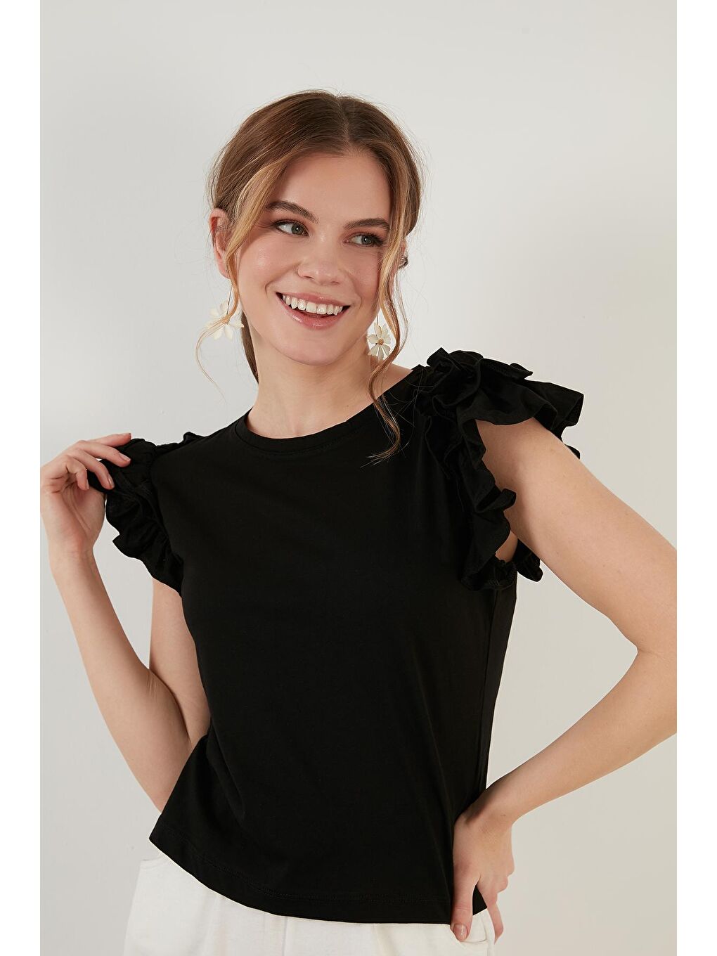 Siyah Pamuklu Kolları Fırfırlı Slim Fit Bisiklet Yaka Kadın T Shirt 5864500-1